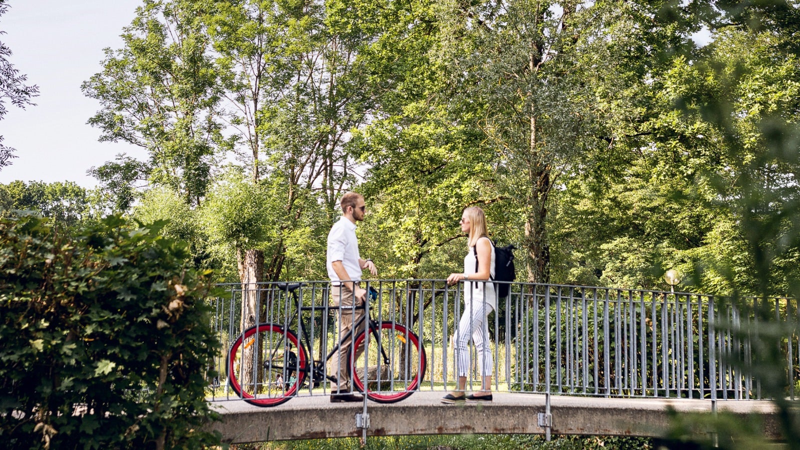 Zwei Studierende auf einer Brücke auf dem Campus